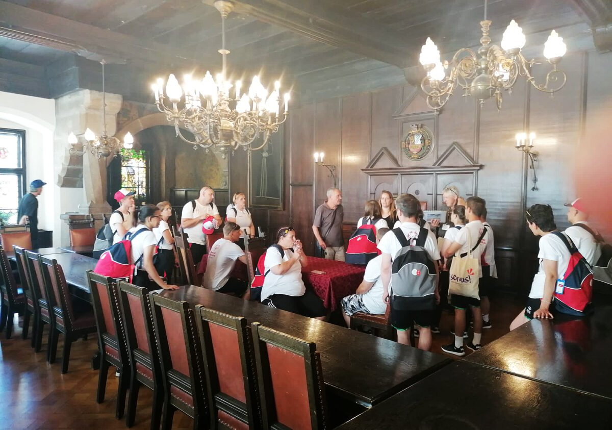 Der zweite Tag des gemeinsamen Host Town-Projektes hatte für die ungarische Special Olympics-Delegation Führungen durch die Stadt Weiden und durch die KZ-Gedenkstätte Flossenbürg auf dem Programm. 