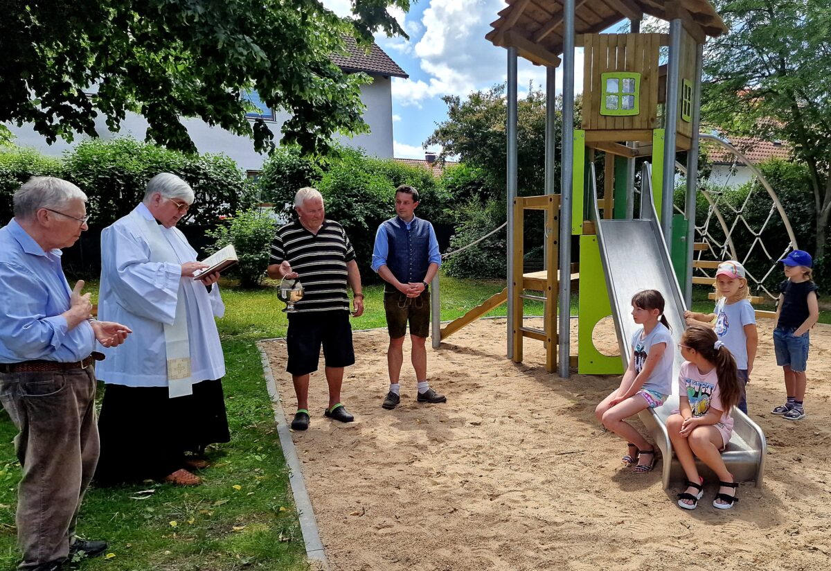 Den Weihwasserkessel hielt Karl Zitzmann selbst, Pfarrer Thomas Jeschner weihte den renovierten Spielplatz ein. Foto: Reinhard Kreuzer