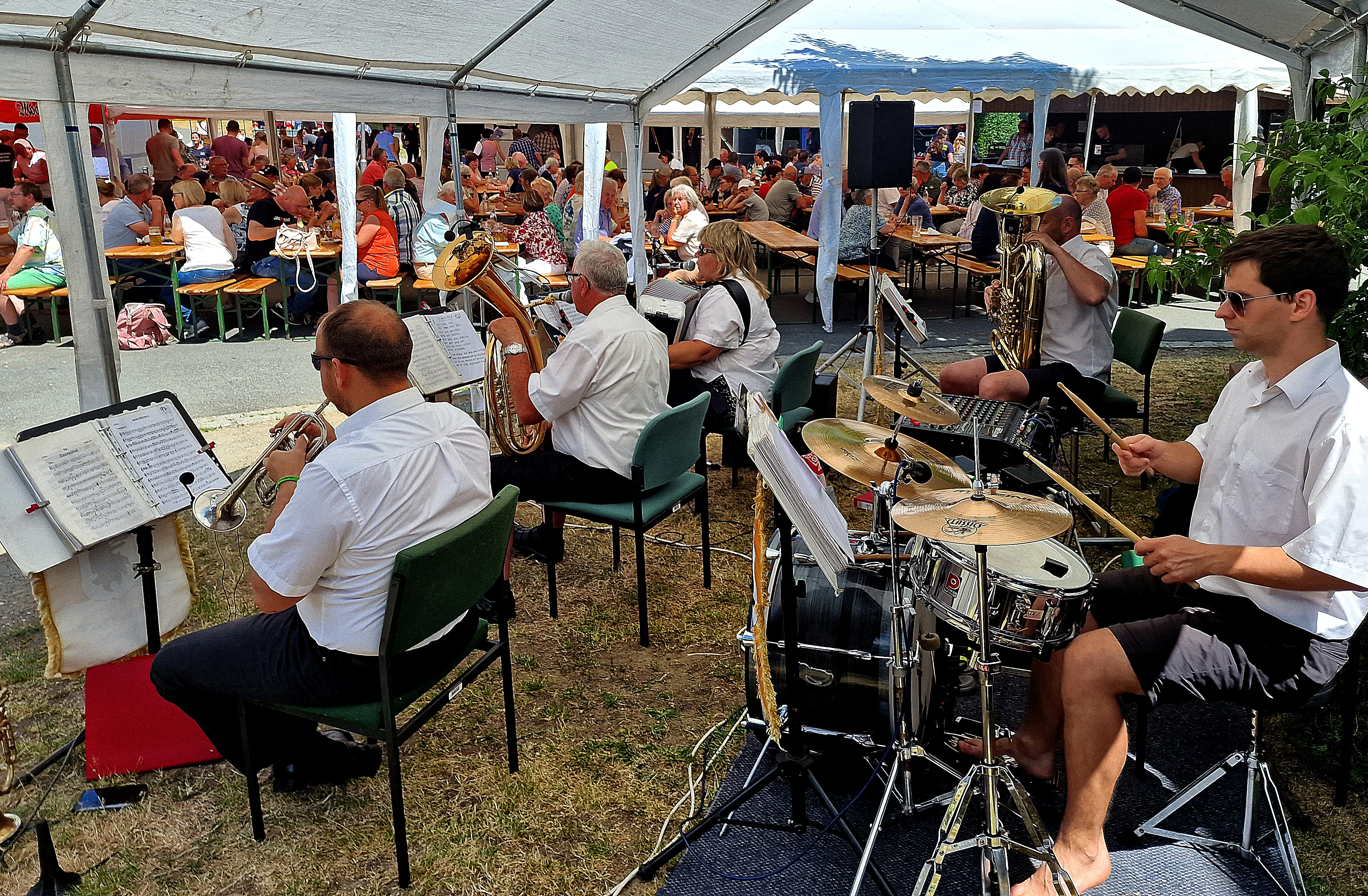 Die Kapelle Sedmihorka spielte böhmische Musik, sie war schon zum 18 Mal nach Ilsenbach gekommen. Foto: Reinhard Kreuzer 