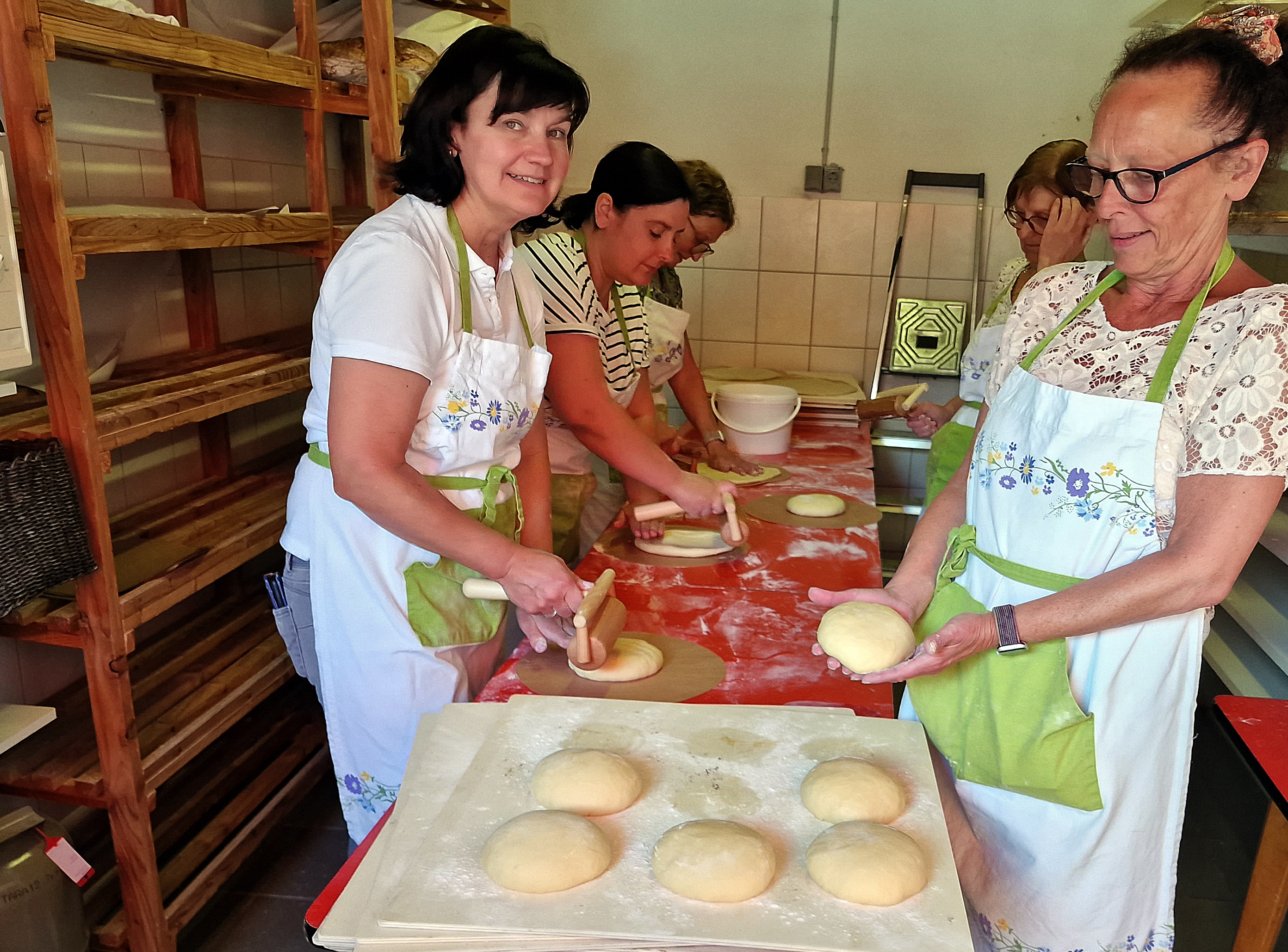 Die Frauen aus den Vereinen und aus der gesamten Ortschaft hatten
Kuchen, wie Zwiebel-, Schmier- und Käsekuchen und auch Brote gebacken. Foto: Reinhard Kreuzer