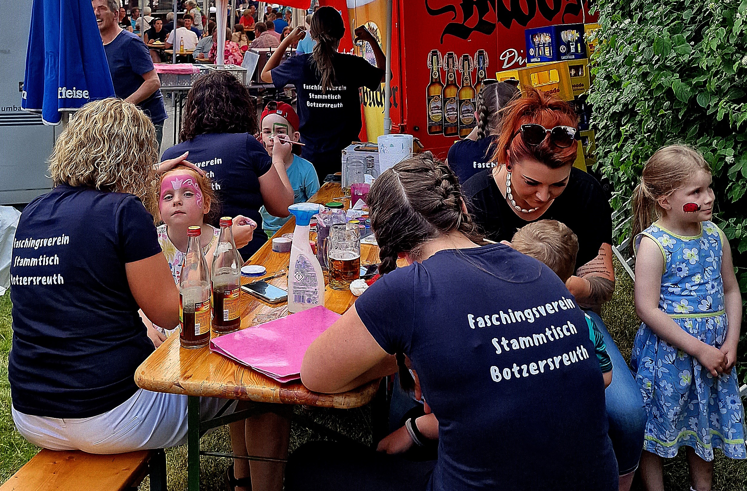 Beim Kinderschminken ließen sich zahlreiche Kinder als Kätzchen, Schmetterlinge und Blumenkinder verzaubern. Foto: Reinhard Kreuzer 
