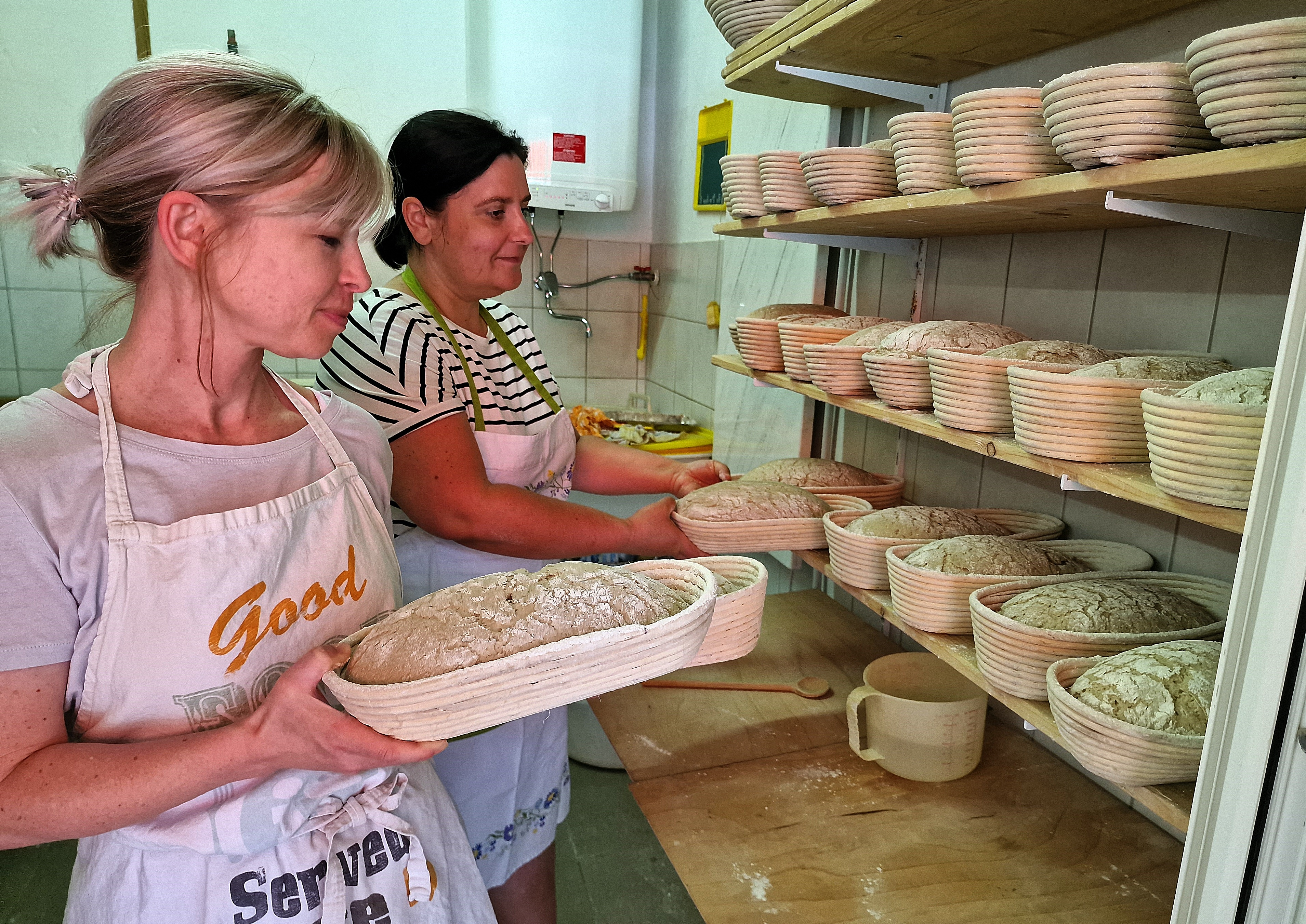 Blick in die Backstube, in der die Frauen die Brote aufbereiteten. Michaela Treml vorne und Sonja Gaßner hinten. Foto: Reinhard Kreuzer