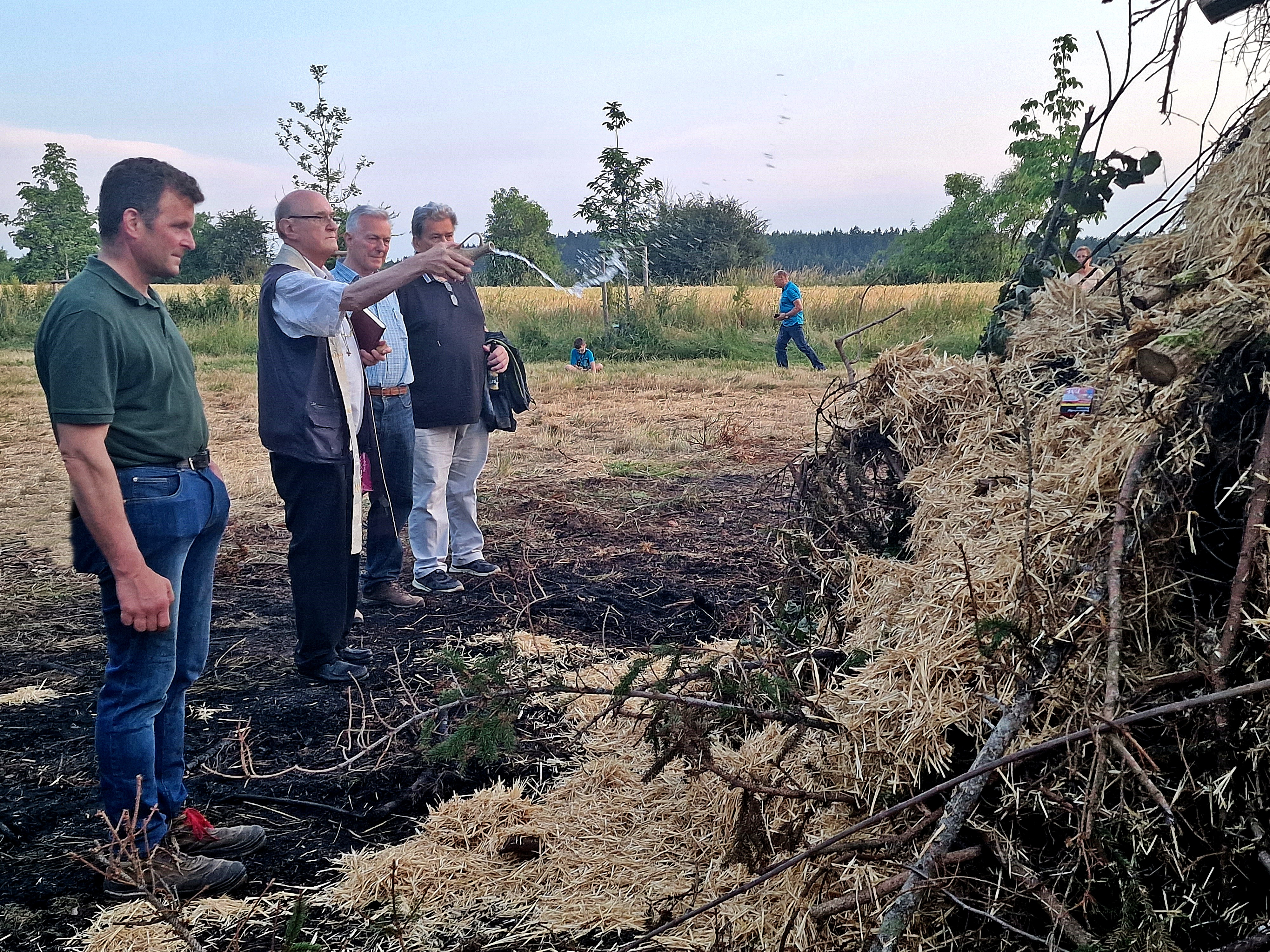 Monsignore Andreas Uschold weihte das Feuer mit Weihwasser zusammen mit
der Vorstandschaft um Alois Lukas. Foto: Reinhard Kreuzer