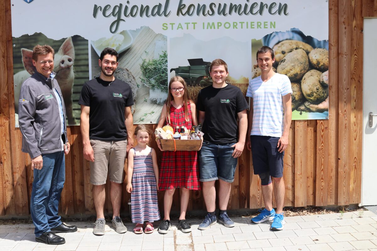 Gruppenbild Gewinnübergabe Bauernmarkt-Quiz. Von Links: Schulleiter Reinhold Witt, Studierender Mathias Schmeller, Gewinnerin Leonie Schieder mit ihrer kleinen Schwester Karina, Studierender Valentin Schmidkonz, Lehrkraft Mathias Beutner. Foto: Judith Zeitler