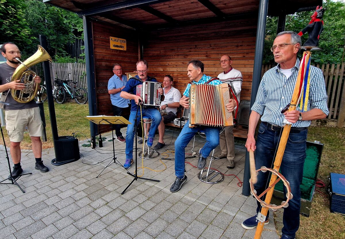 Die Schirmitzer Dorf- und Grafflmusikanten unterhielten gleich am Beginn der Festmeile die Gäste. Foto: Reinhard Kreuzer