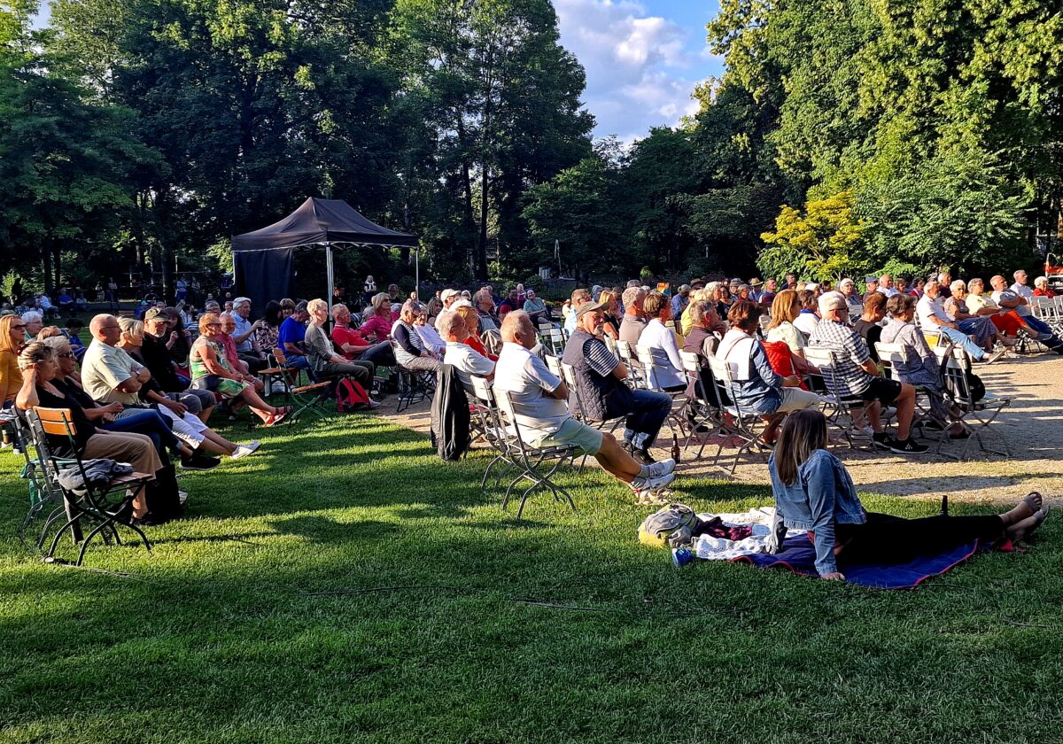 Viele Zuschauer besuchten die Serenade und lauschten den popkulturellen Klängen. Foto: Reinard Kreuzer