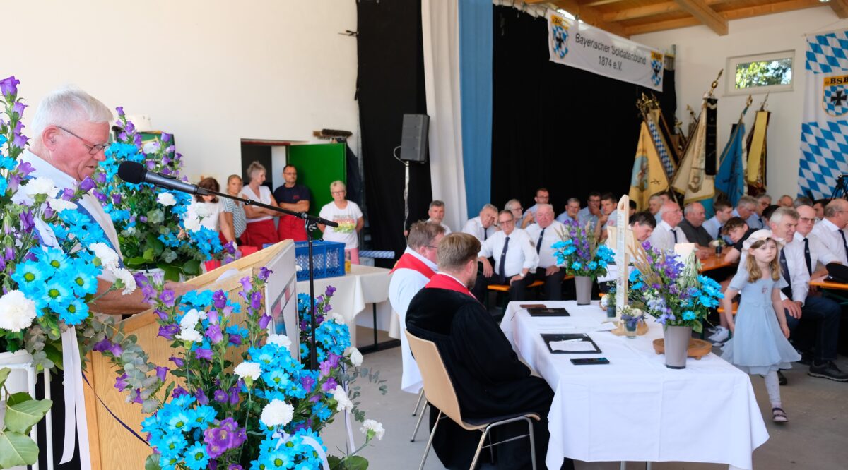 Zum Festakt, zur ökumenischen Andacht und zum fröhlichen Gemeinschaftsabend begrüßte Vorsitzender Edmund Bruckner (li) in der Gerätehalle des Feuerwehrhauses ein großes Publikum Foto: Robert Dotzauer
