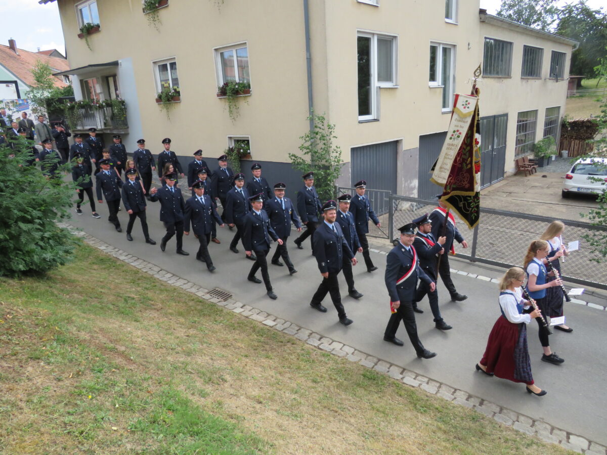 Mit dem Kirchenzug, dem Gottesdienst und der Segnung durch Pfarrer Thomas Kopp erreichte das Fest der Feuerwehr Klobenreuth ihren Höhepunkt. Foto: Johann Adam