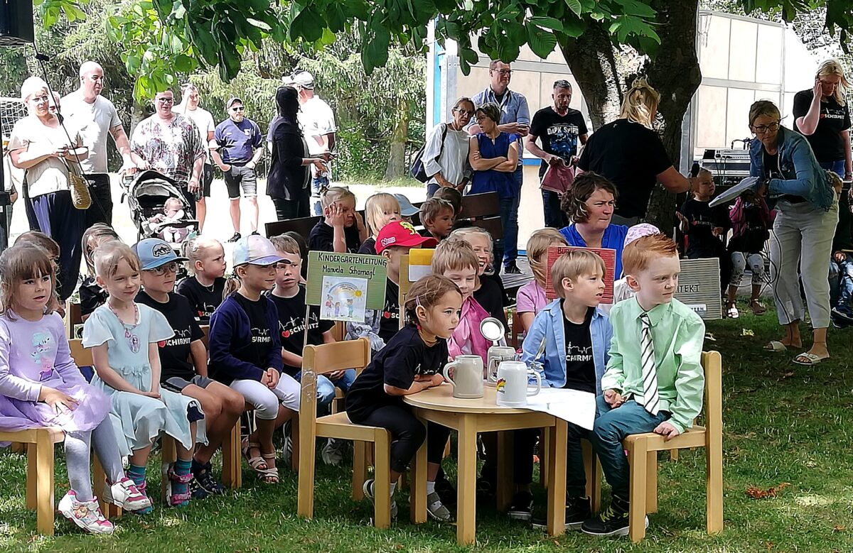 Die Stammtischgruppe der Kinder mit Architekt Luis, Bürgermeister Toni von rechts und von links Kindergartenleiterin Emma und Pfarrer Motitz diskutierten die Pläne des neuen Kindergartens. Foto: Reinhard Kreuzer