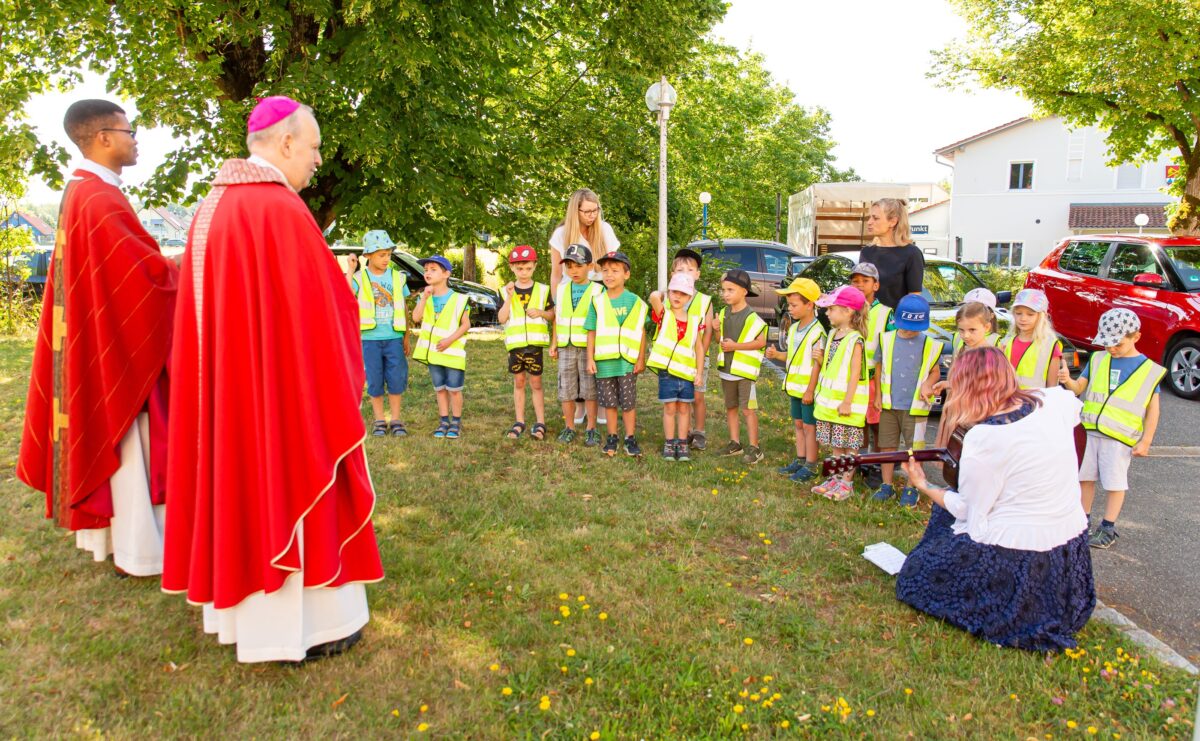 Auch das Immenreuther Herz-Jesu-Kinderhaus machte dem Weihbischof seine Aufwartung, indem man für den geistlichen Würdenträger ein kleines Lied einstudierte, über das sich Reinhard Pappenberge sichtlich freute. Foto: Roman Melzner