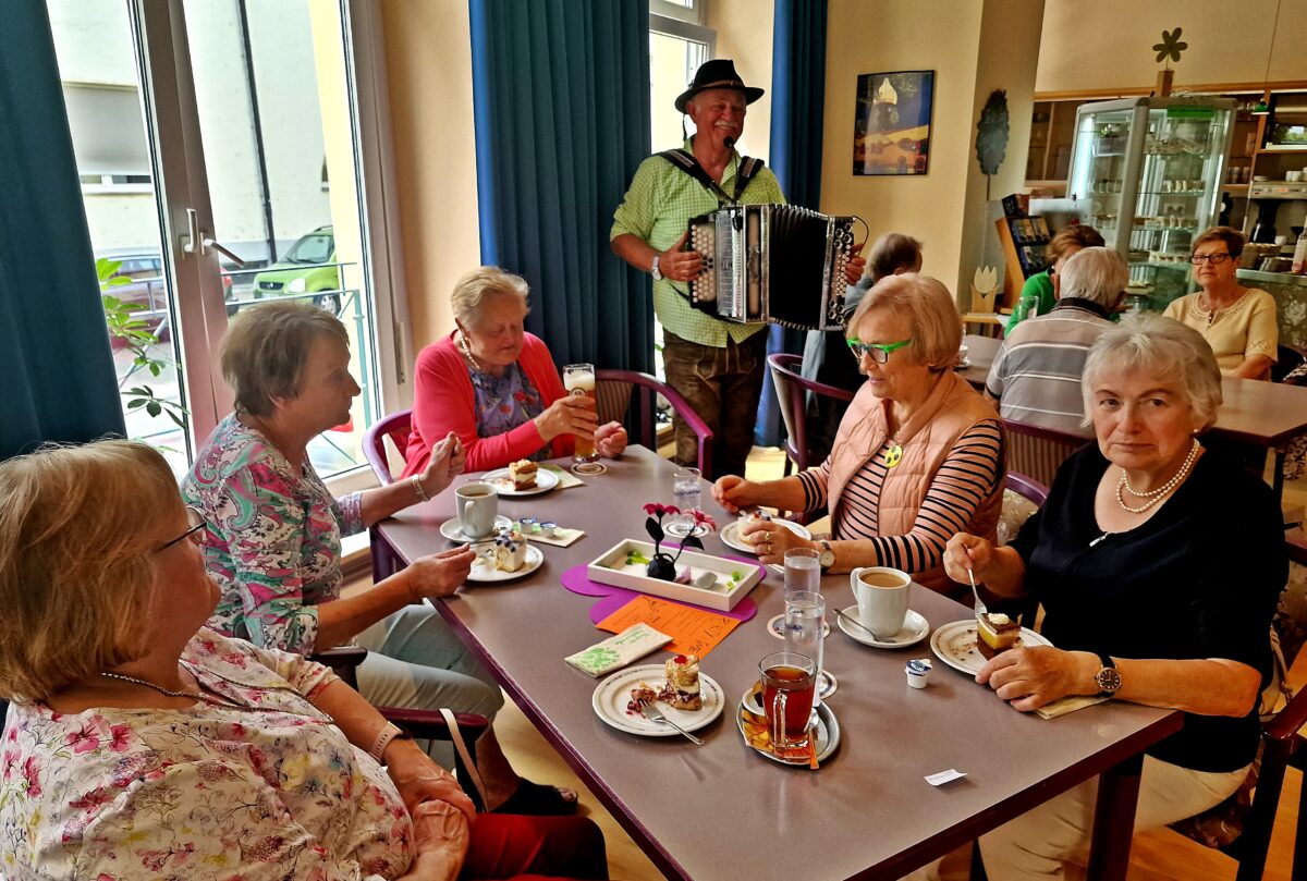 Bei Kaffee und Kuchen unterhielt Franz Harrer mit zünftiger Volksmusik. Foto: Reinhard Kreuzer