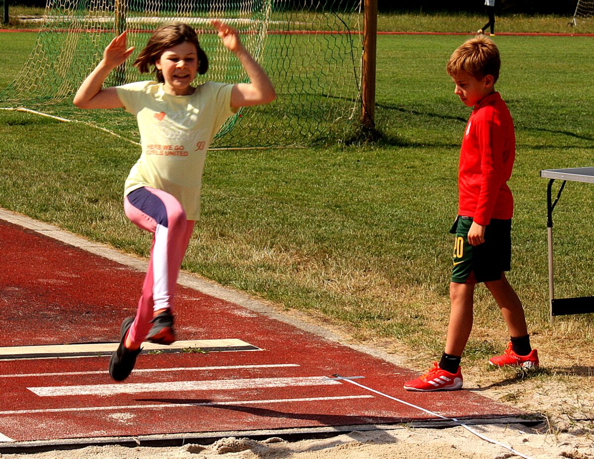 Wer springt am weitesten? Foto: Reinhard Kreuzer