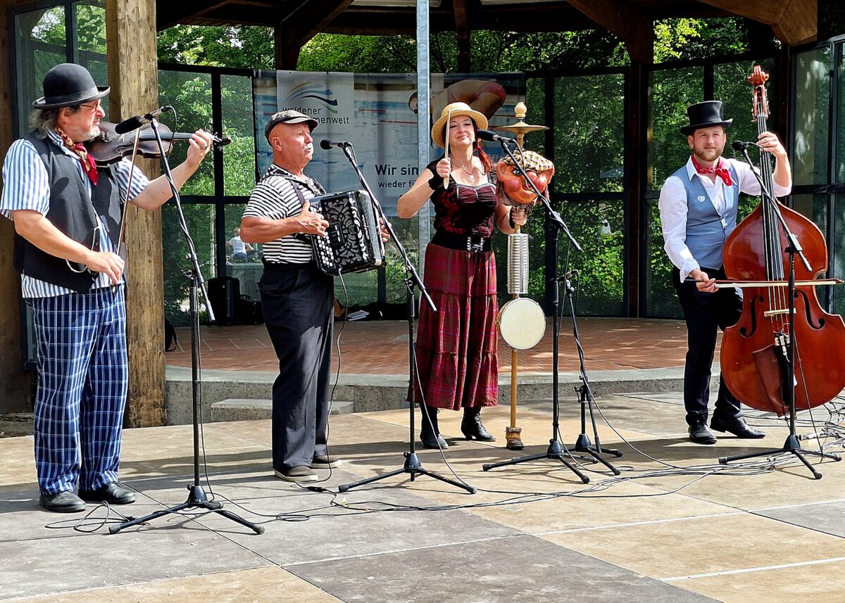 Die Schweikband aus Tschechien spielte in mittelalterlicher Kleidung. Foto: Reinhard Kreuzer

