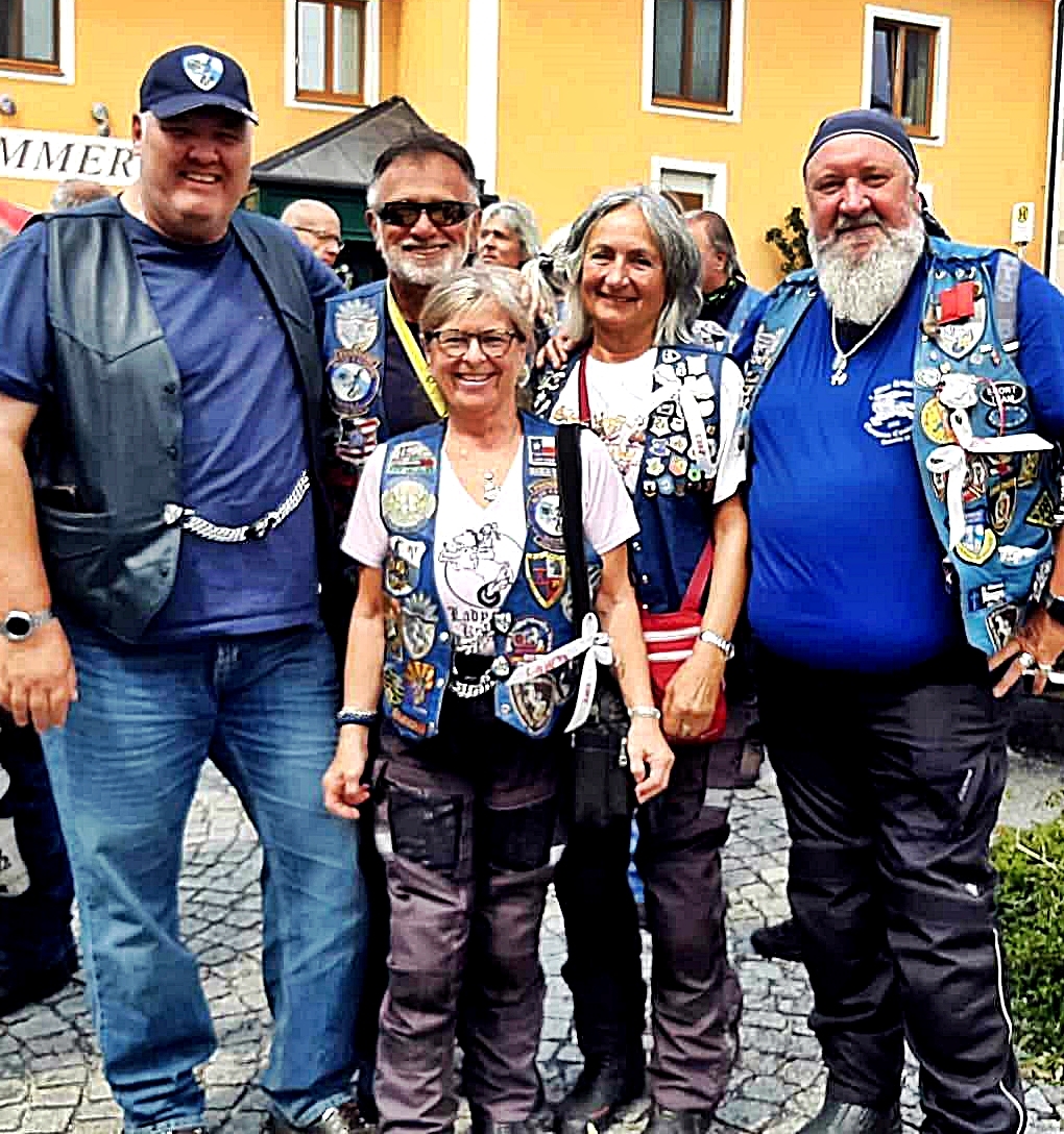 Corbett Rushing, Georg Arnold, Maria Mayr, Gunda Arnold (alle Blue Knights Germany VII) und Werner Piribauer von den Blue Knights Austria I. (von links). Foto: Reinhard Kreuzer