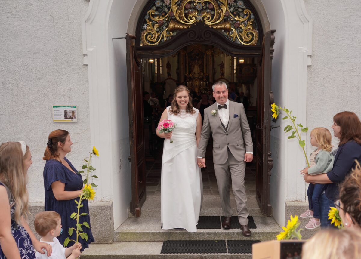 Die Krabbelgruppe „Kleinen Strolche“ lassen es sich nicht nehmen, Elisabeth und Thomas Feneis herzlich zu gratulieren. Foto: Franz Völkl


