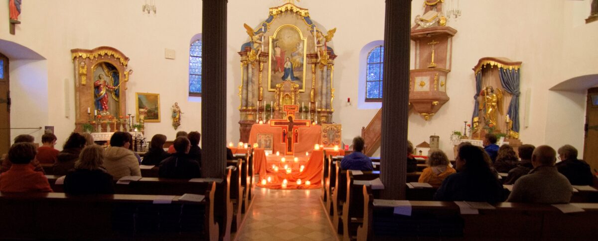 Die geschmückte Wallfahrtskirche am Gipfel des Basaltkegels. Foto: Roman Melzner