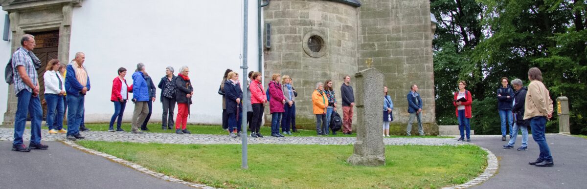 Pfarrerin Friederike Steiner bei genussvoll wandern (zweite von rechts). Foto: Roman Melzner