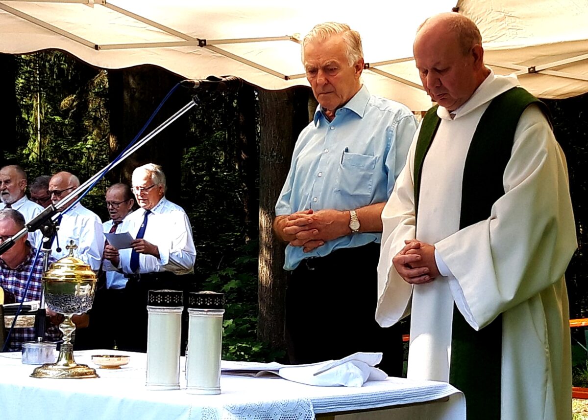 OWV-Zweigvereinsvorsitzender Alois Lukas war Meßdiener zusammen mit Pfarrer Hans Klier am Altar. Foto: Reinhard Kreuzer