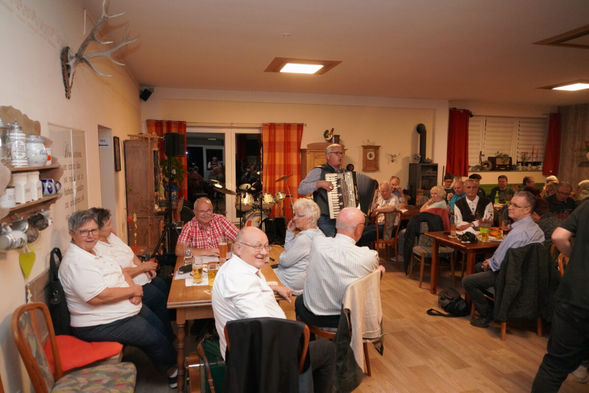 Moderator und Musikant Thomas Fritsch sorgt beim Nordoberpfälzer Musikfreunde – Abend in Waldthurn für Stimmung. Foto: Franz Völkl