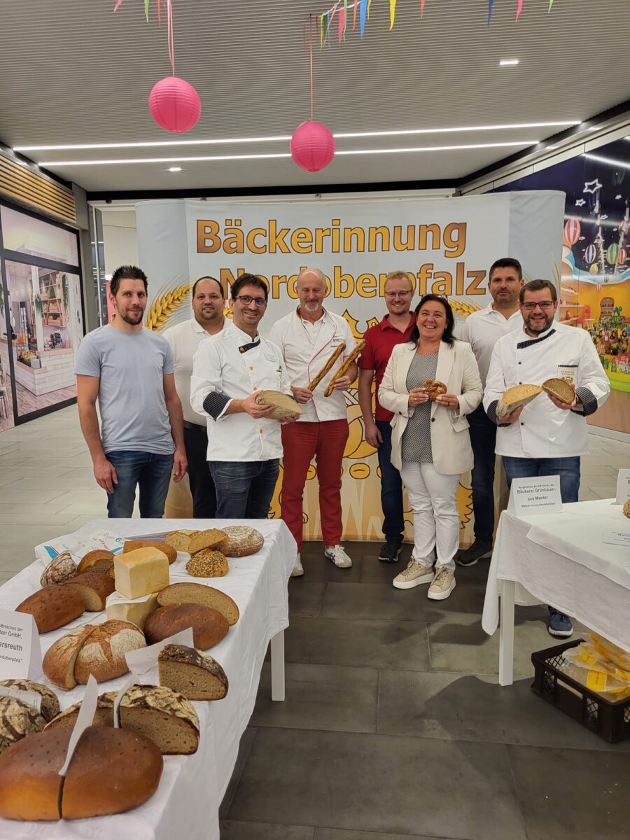 Johannes
Grünbauer, Sebastian Wellnhofer, Andreas
Hauer stellv. Obermeister, Prüfer
Manfred Stiefel, Philipp Bayer, Nicole
Deckstein (GF NOC), Andreas Brandstätter, Wolfgang Schmid Obermeister (von links). Foto: Andreas Hauer