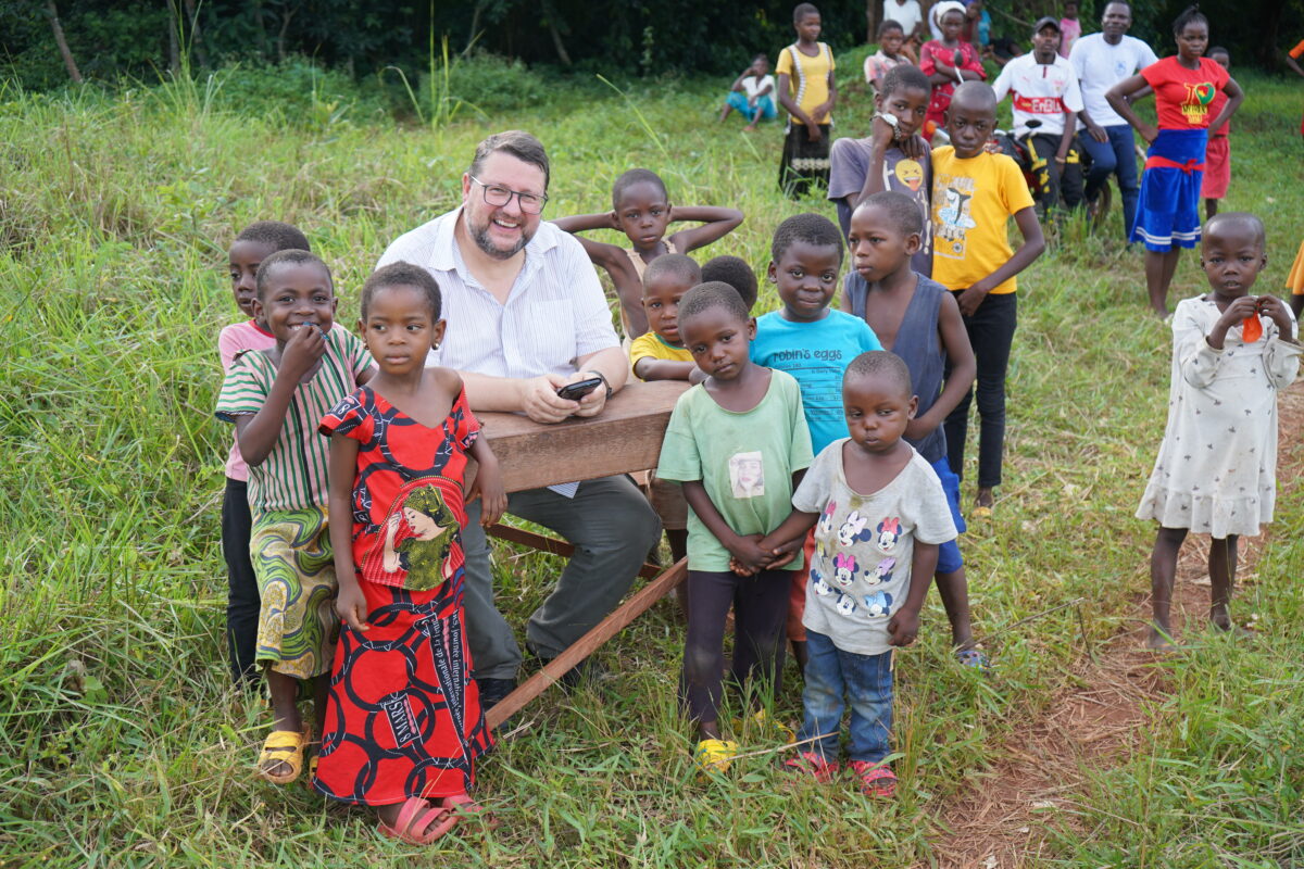Pfarrer Udo Klösel, umringt von Kindern aus Ndendule. Foto: Gaby Hagn