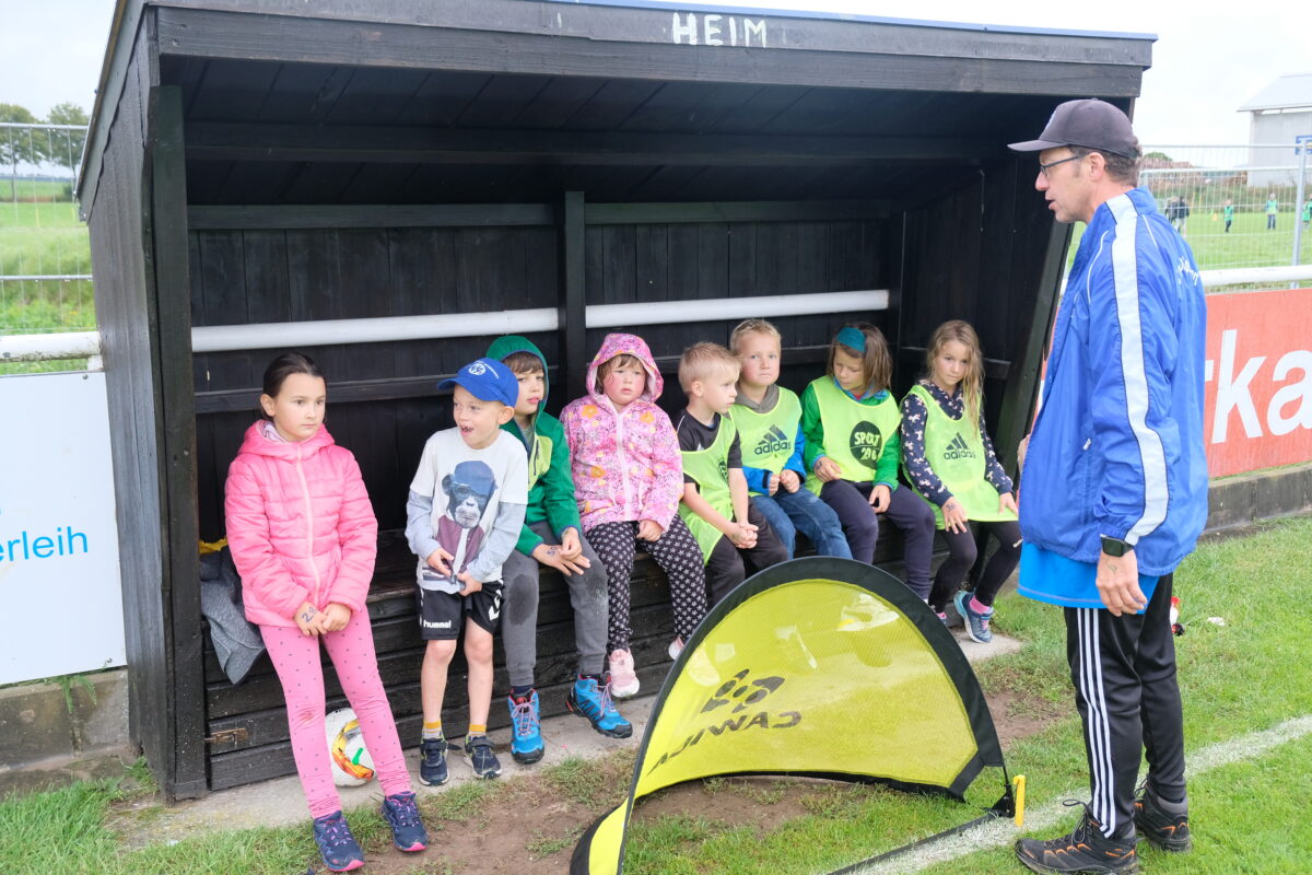 Wissbegierig nahmen die Grundschüler und -schülerinnen die Tipps von Übungsleiter Josef Scherl entgegen. Foto: Robert Dotzauer