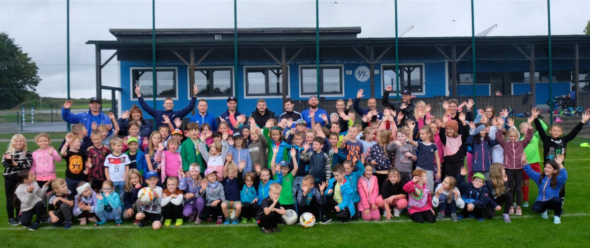 Die Kinder der Grundschule am Rauhen Kulm mit Lehrerinnen und den FC-Übungsleitern beim
Weltfußballtag für Kinder auf dem FC-Sportgelände in Tremmersdorf. Foto: Robert Dotzauer