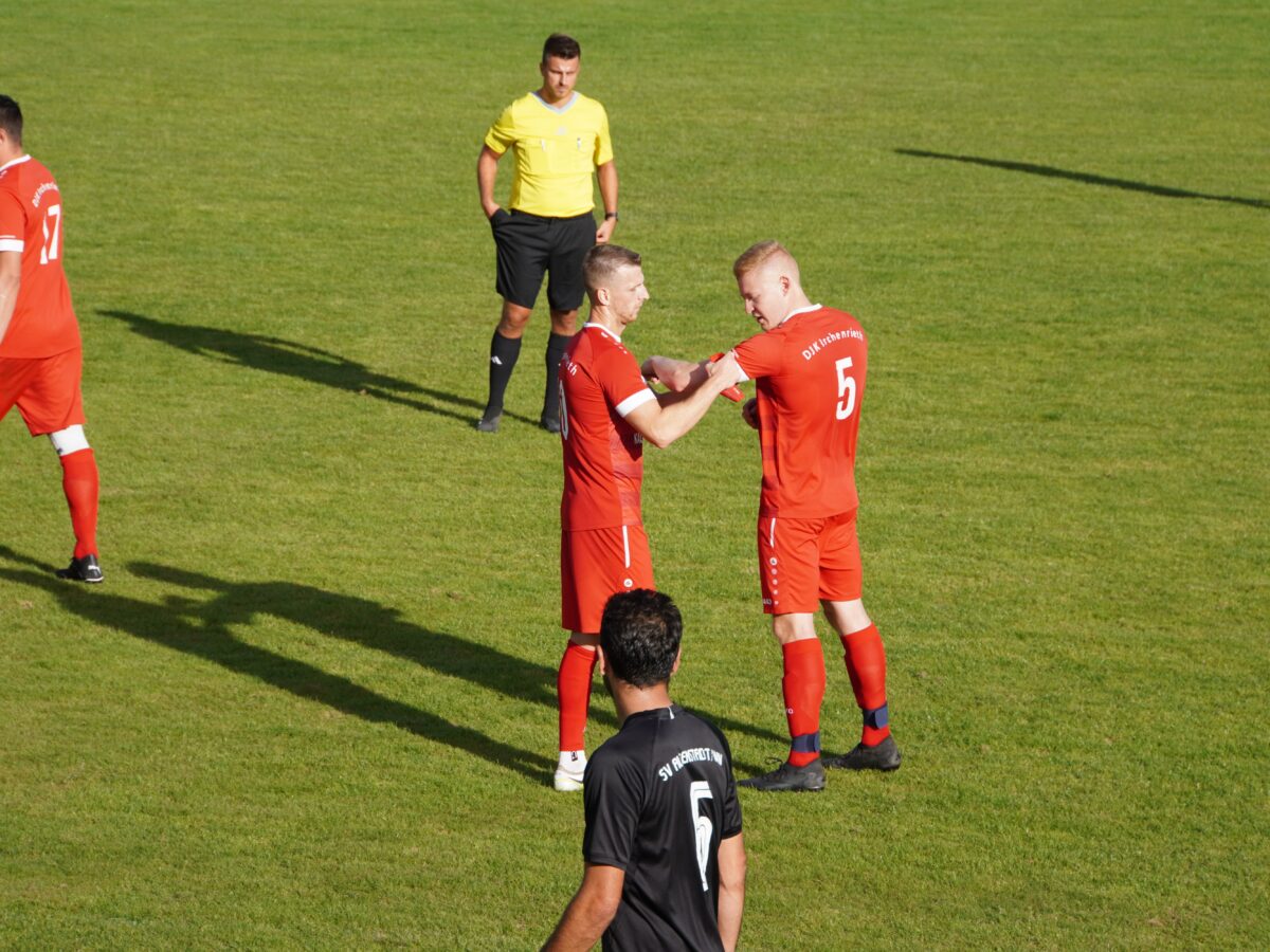 Petr Slays (links) mit der Übergabe der Kapitänsbinde an Marcel Stangl (rechts) Foto: Norbert Tannhäuser