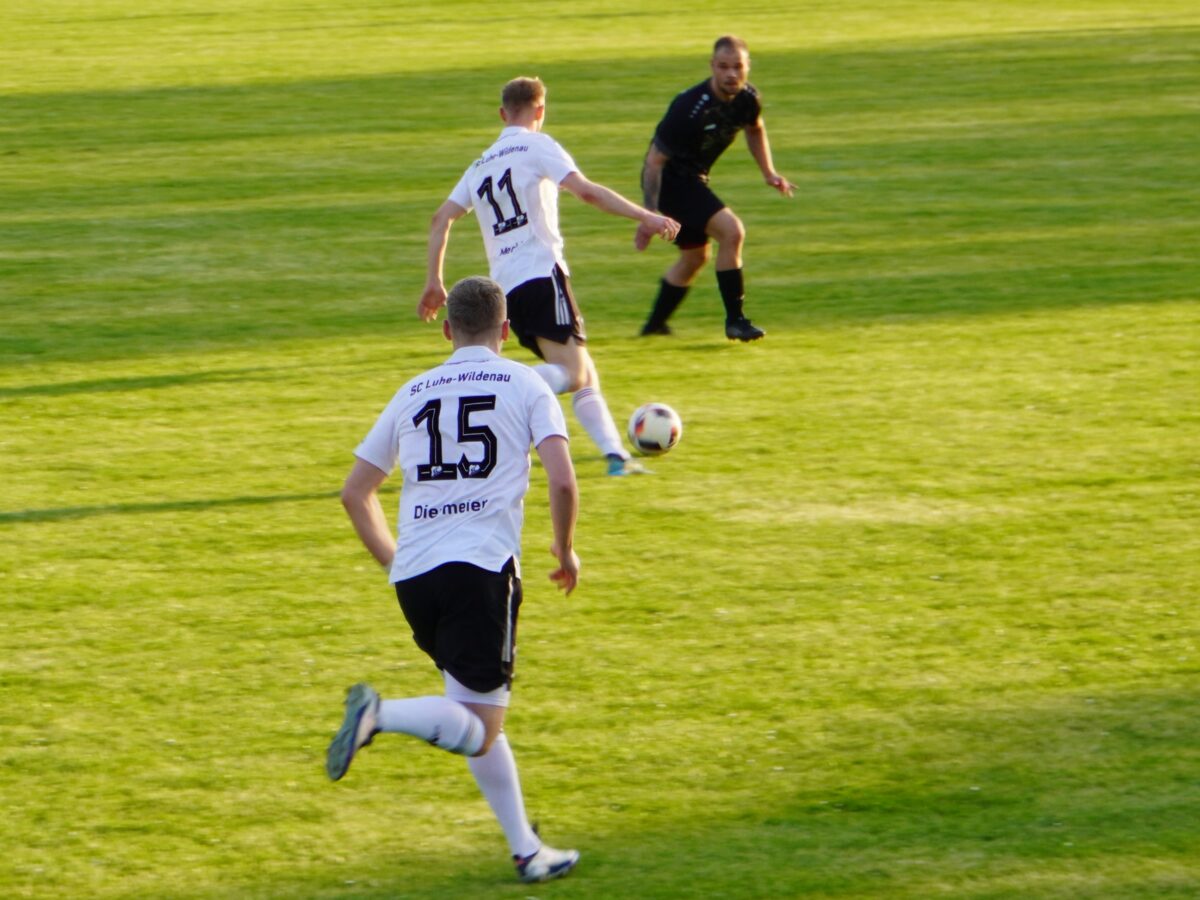 Stürmerduo des SC Luhe-Wildenau, Nr. 11 Benedikt Meckl, Nr. 15 Felix Diermeier, im Spiel der Oberpfalzbezirksmeisterschaft SC Luhe-Wildenau - TB/ASV Regenstauf , Foto: Norbert Tannhäuser