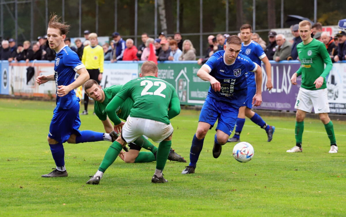Mirco Griesbeck (blaues Trikot) scheiterte nach diesem Solo an der Latte und danach noch am Pfosten. Foto: Rudi Walberer