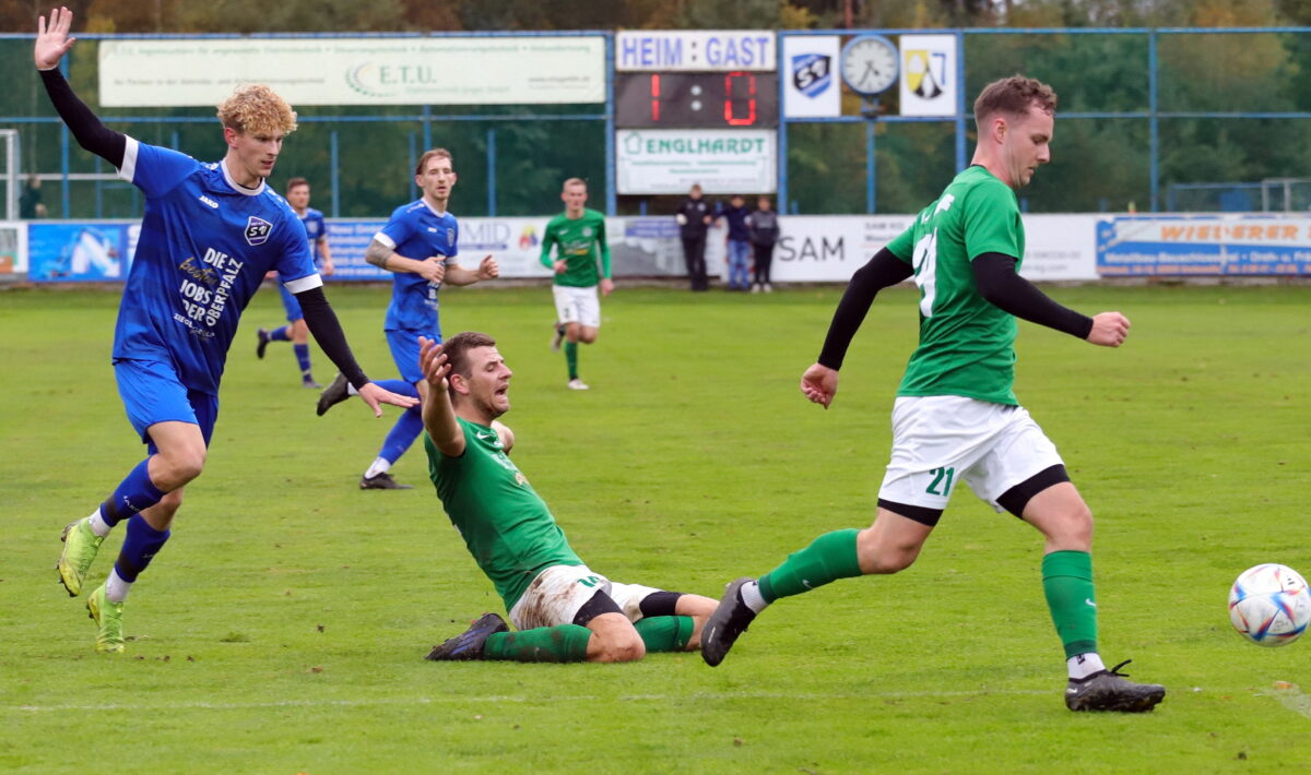 Der Wernberger Simon Preißer (rechts) klärt, während sich sein Teamkollege Matthias Schreyer über ein vermeintliches Foul des Etzenrichters Johannes Janker beschwert. Foto: Rudi Walberer