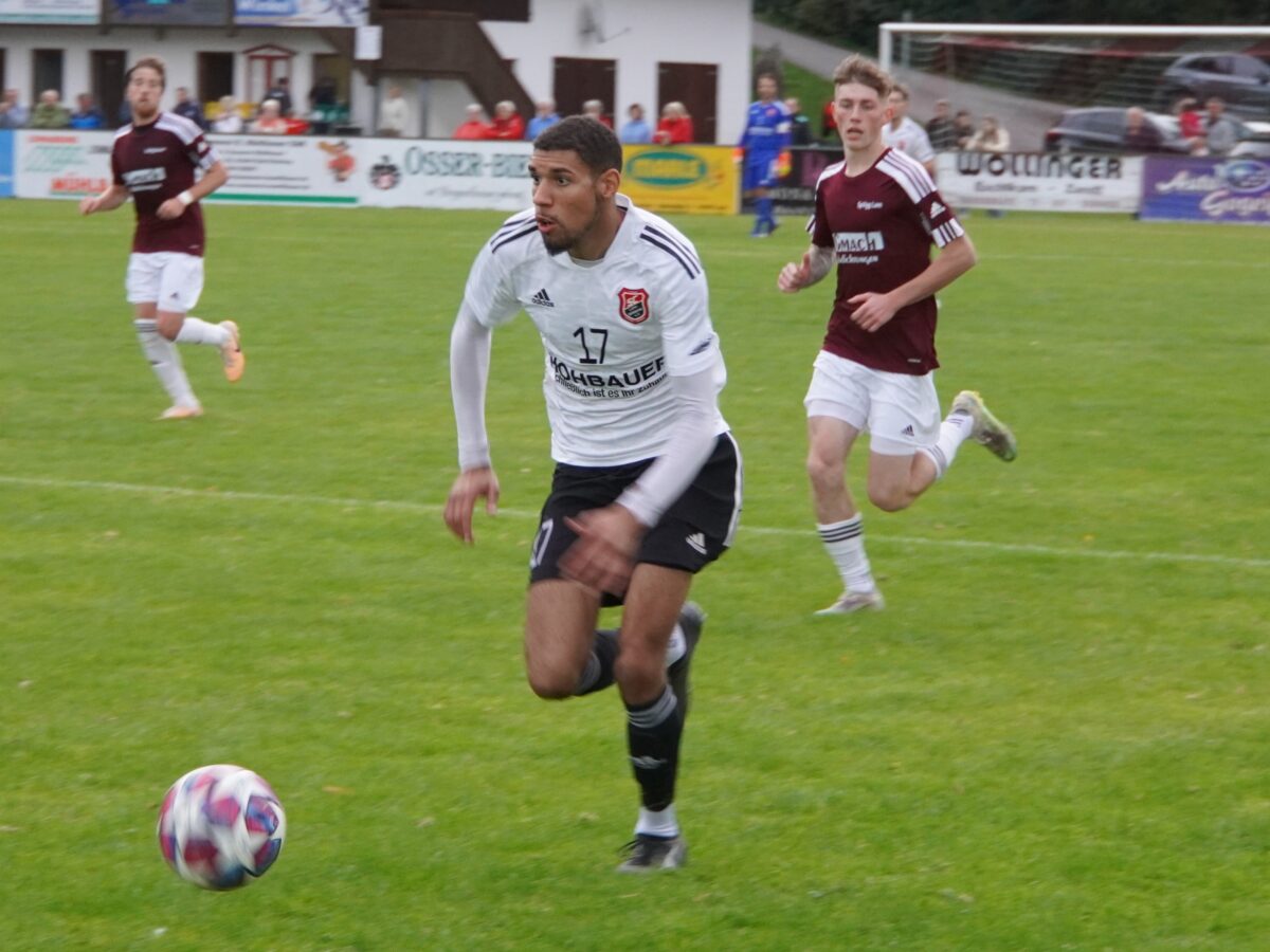 Jamal Dubois bereitet den Ausgleichstreffer vor. Foto: Norbert Tannhäuser