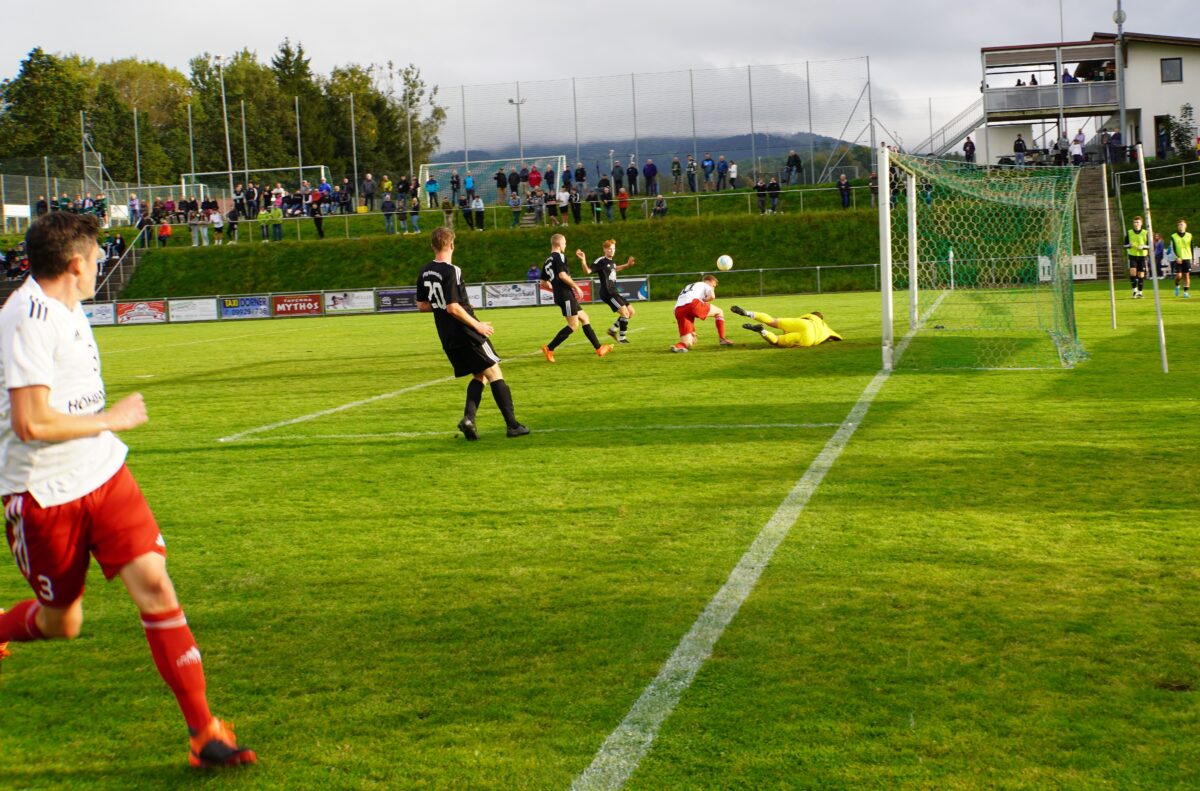 Nach Hereingabe von Benjamin Urban erzielt Benedikt Meckl das 0 zu 2. Foto: Norbert Tannhäuser