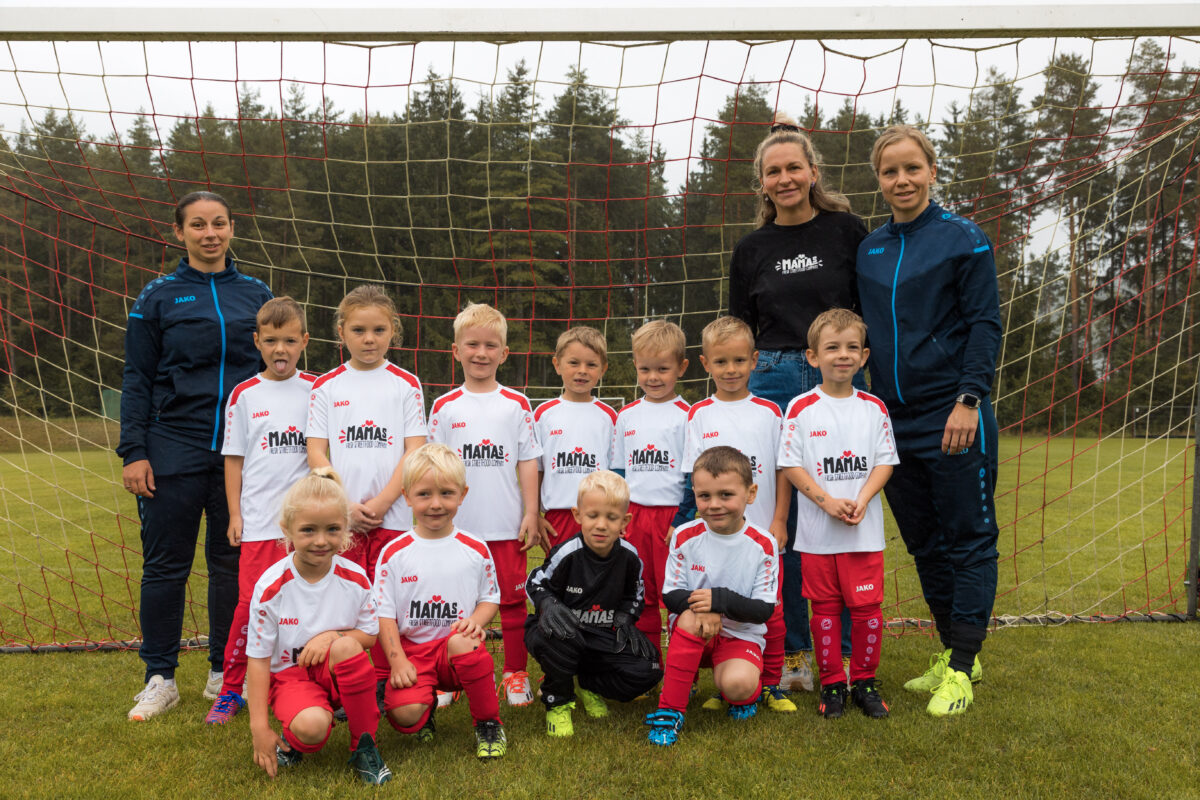 Die G-Jugend der DJK Irchenrieth präsentiert ihr neues Trikot. Foto: Maximilian Göbel