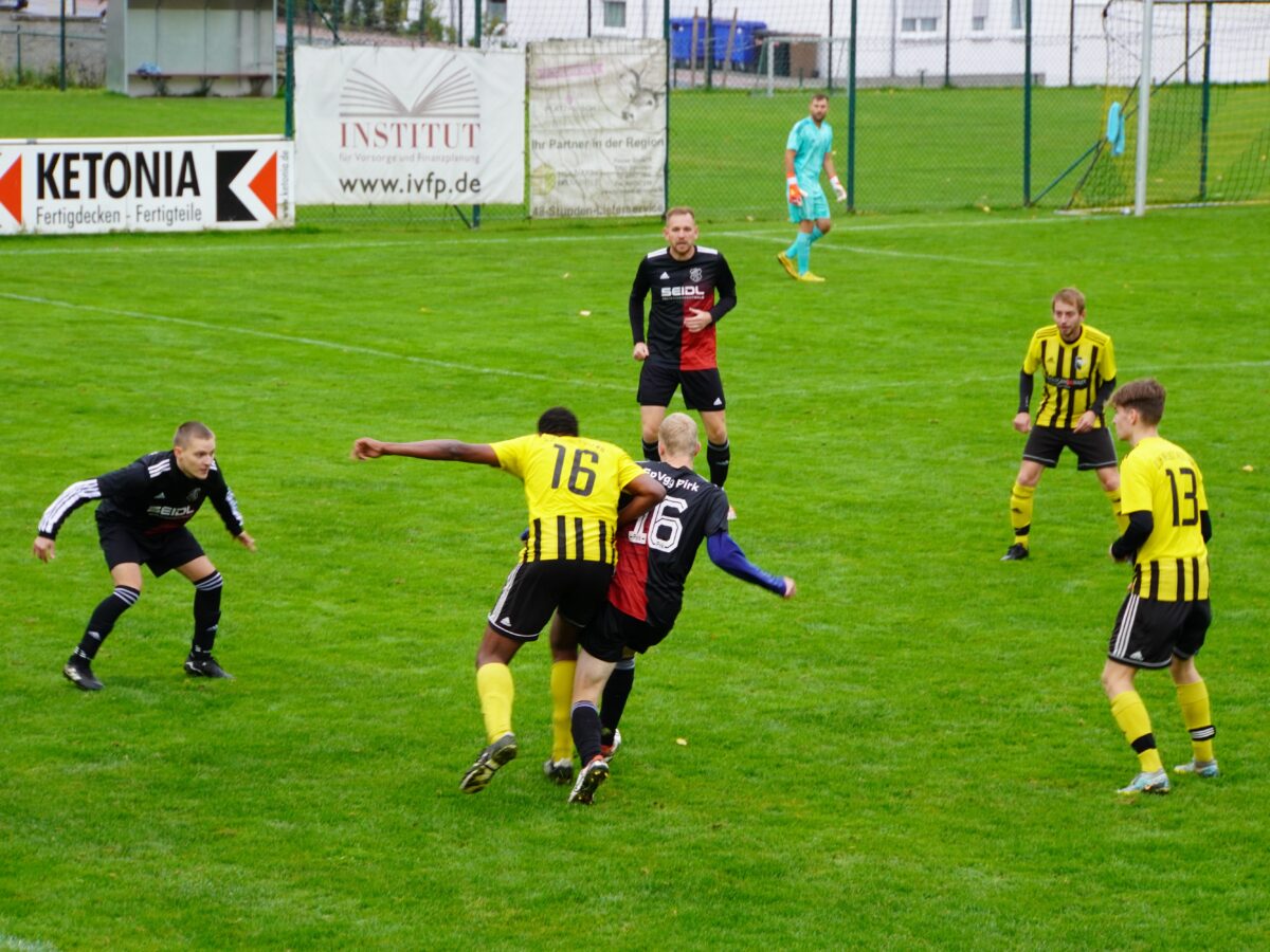 Beide Teams schenkten sich nichts in diesem spannenden Fight. Foto: Norbert Tannhäuser