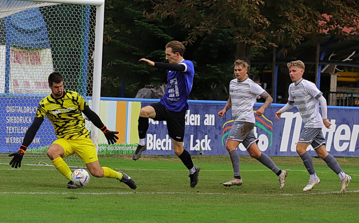 Gäste-Keeper Marco Smodlaka verhinderte eine höhere Niederlage der SpVgg SV Weiden II in Etzenricht. Foto: Rudi Walberer 