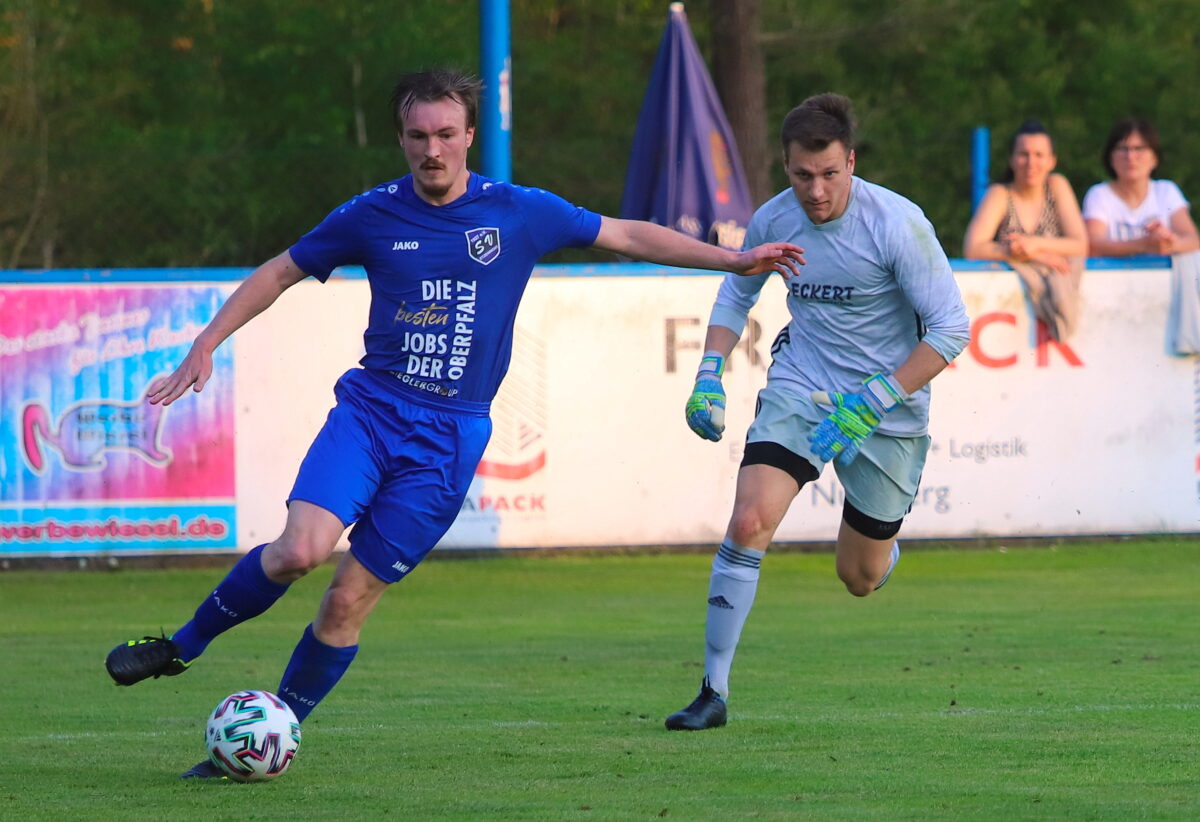 Derzeit treffsicherster Schütze der Bezirksliga Nord: Martin Pasieka vom SV Etzenricht, aujf dem Foto im Laufduell mit dem Wernberg Keeper Noah Schmidt. Foto: Rudi Walberer