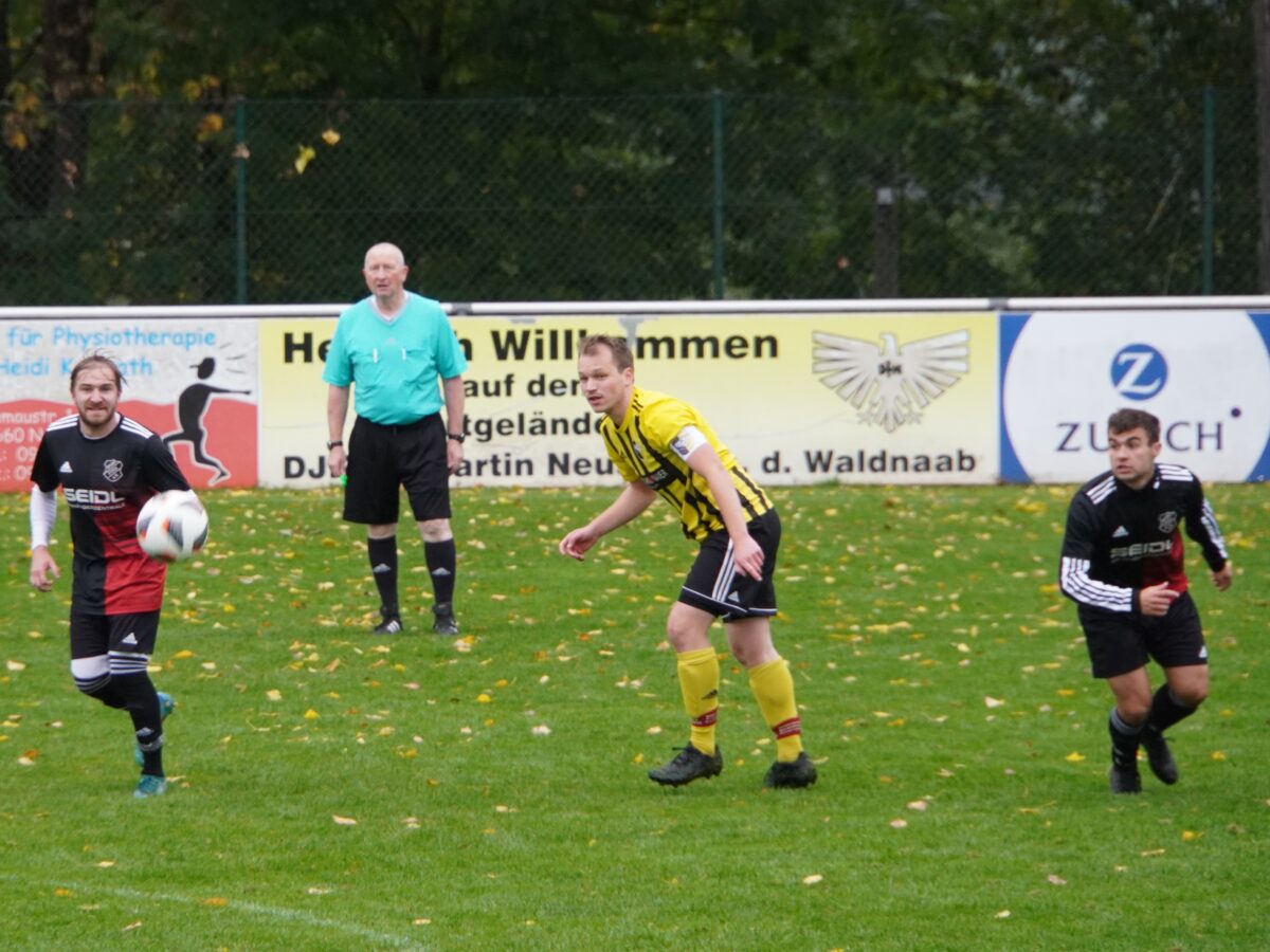 Yannick Busch, Kapitän der DJK Neustadt, flankiert von Marcel Kargus (rechts) und Andy Dworzak. Foto: Norbert Tannhäuser