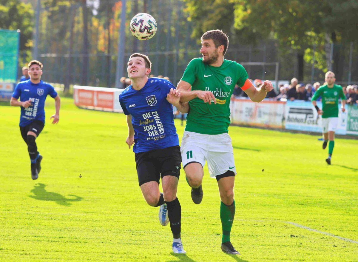 Christoph Lindner (rechts) ist mit elf Treffern bisher erfolgreichster Wernberger. Das Foto zeigt in beim Spiel des SVE vor einem Jahr im Duell mit Max Herrmann. Foto: Rudi Walberer