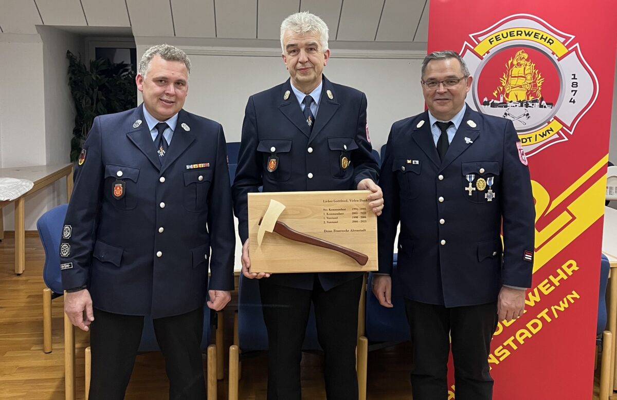 Markus Linder und Bernhard Dotterweich verabschieden Gottfried Amschl (Mitte) mit einem Andenken. Foto: Joseph Lindner