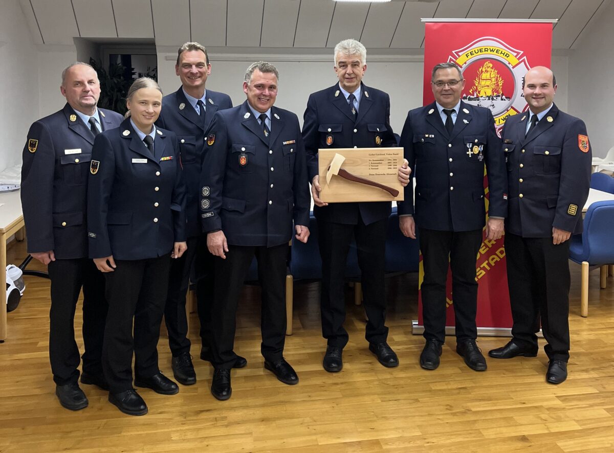 Die Führungsmannschaft des Landkreis und Bürgermeister Ernst Schicketanz dankten Gottfried Amschl für seinen Dienst zum Wohle der Menschen. Foto: Joseph Lindner