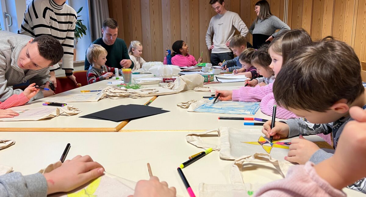 Die Kinder bastelten gemeinsam. Foto: Werner Rosner 