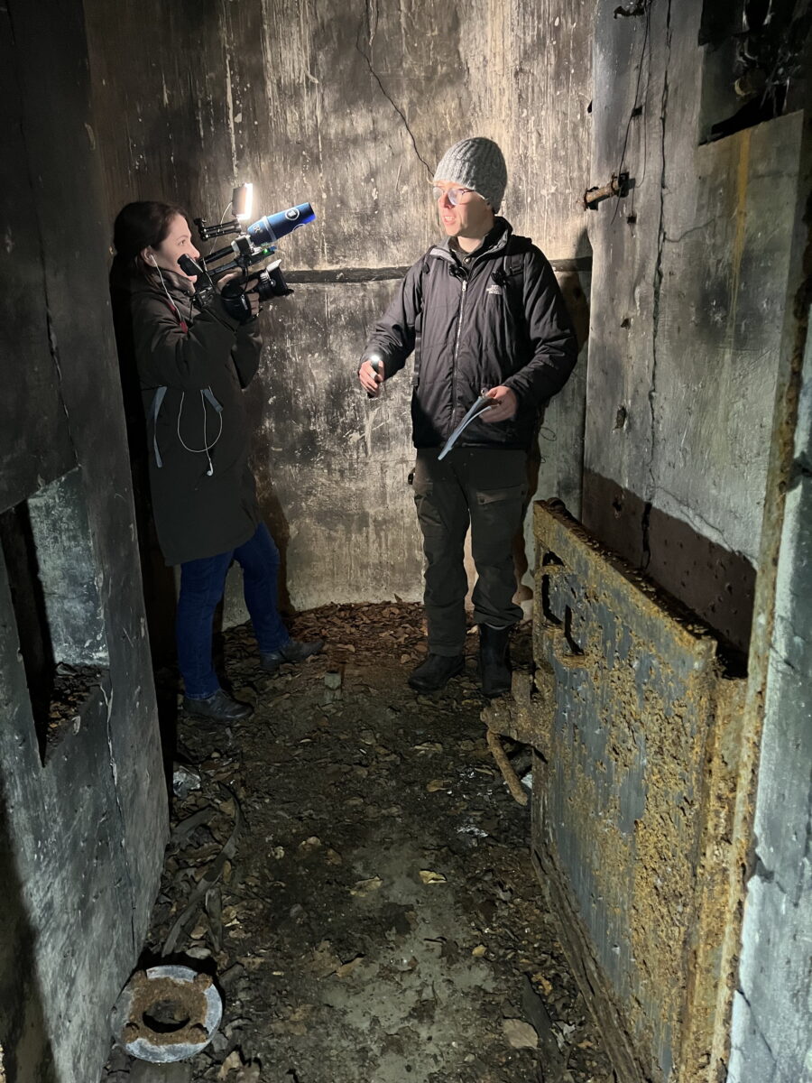 Kenntnisse über die Bunkerruinen auf dem Truppenübungsplatz gab Maximilian Wawrzinek (rechts) beim Dreh des BR wieder. Foto: Gerald Morgenstern 
