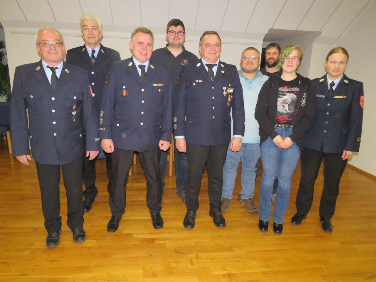 Kommandant Markus Lindner überreicht den Aktiven die Beförderung. Vorsitzender Wolfgang Müller gratulierte. Foto: Johann Adam 
