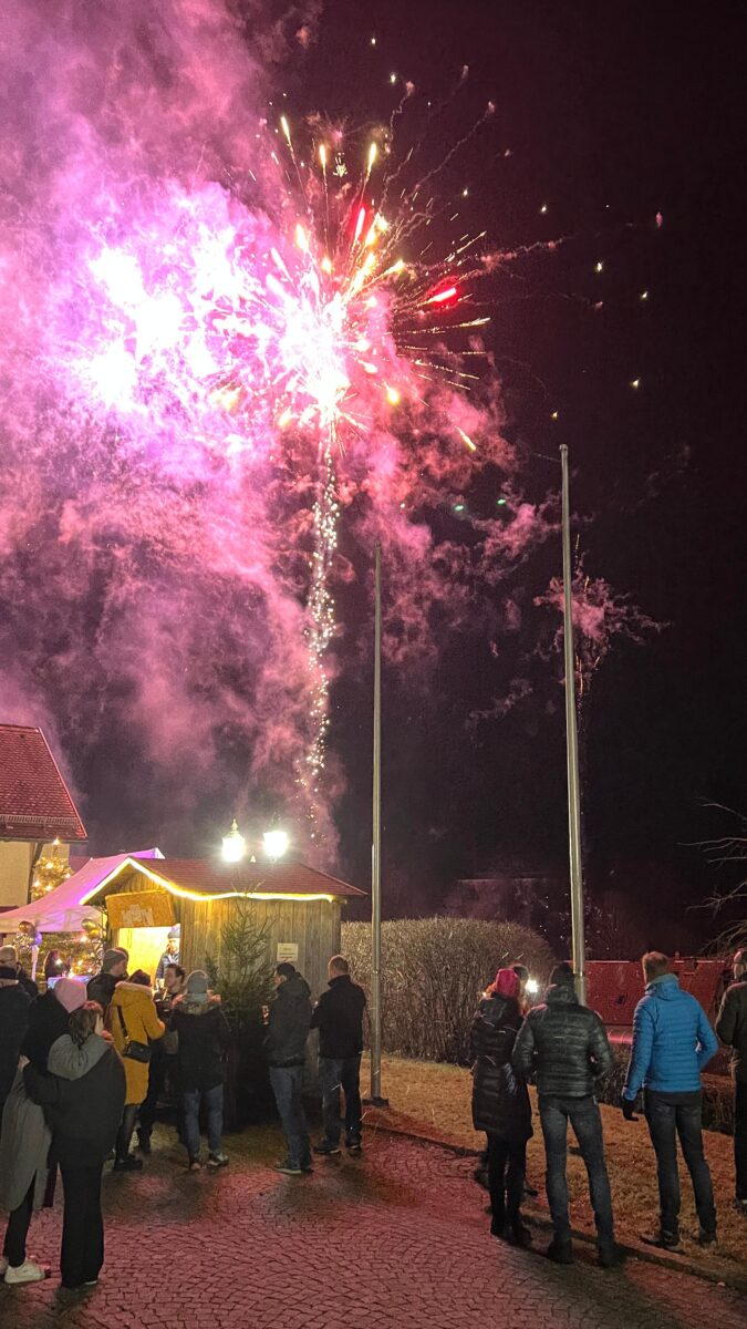 Das Feuerwerk im Rathausgarten stimmte die Besucher auf das neue Jahr
2024 ein. Foto: Werner Rosner