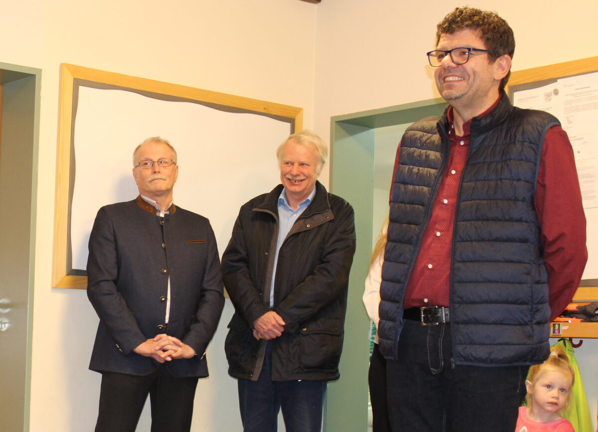 Erster Bürgermeister Max Bindl, BRK-Bereitschaftsleiter Hugo Hofmann und BRK-Kreisgeschäftsführer Holger Schedl. Foto: Sven Lehner