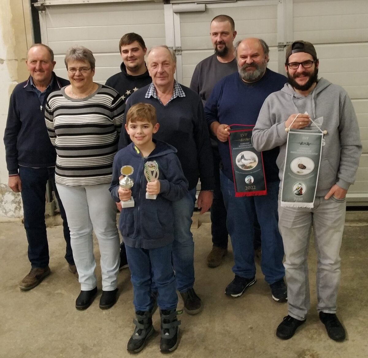 Karl Zimmermann, Erika Bäumler, Patrick Sauer, Johann Putzer, Markus Putzer, Alfred Sauer, Mario Sauer (von links) und Jugendvereinsmeister Emilio Sauer (vorne). Foto: Rebekka Fischer