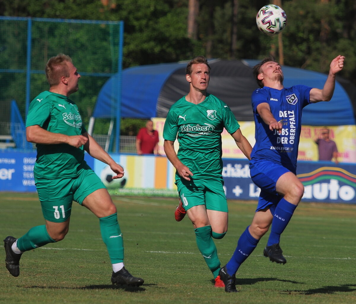 Martin Pasieka (rechts) führt mit 19 Treffern die Torjägerliste der Bezirksliga Nord an.Foto: Rudi Walberer