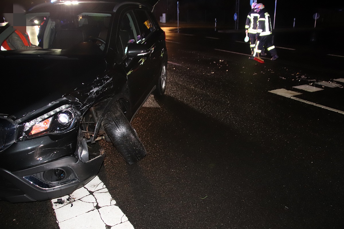 Der Suzuki musste abgeschleppt werden.  Foto: Jürgen Masching