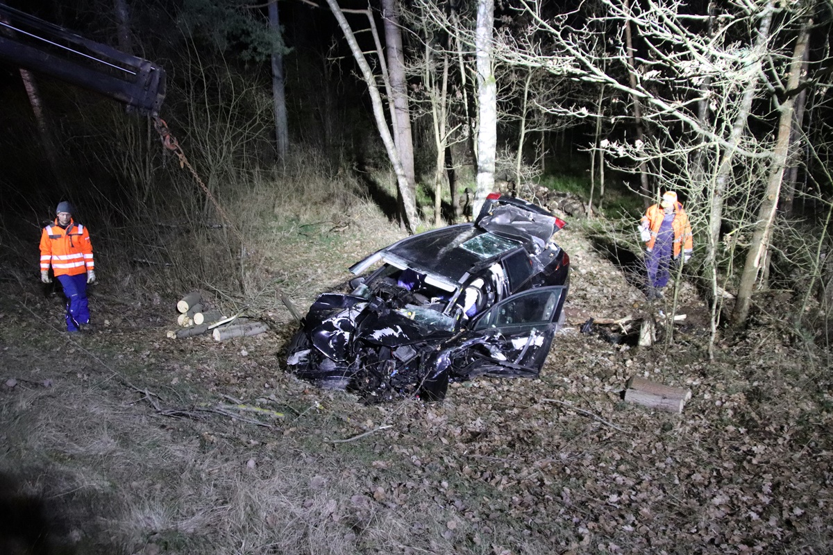 Ein Kran musste den Wagen aus dem Gebüsch ziehen.  Foto: Jürgen Masching